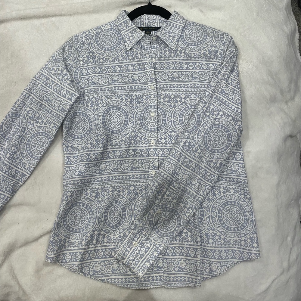 Women’s Brooks Brothers dress shirt. In excellent condition worn once